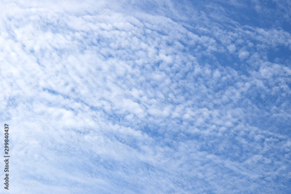 Faszinierende weiße Wolken vor strahlend blauen Himmel