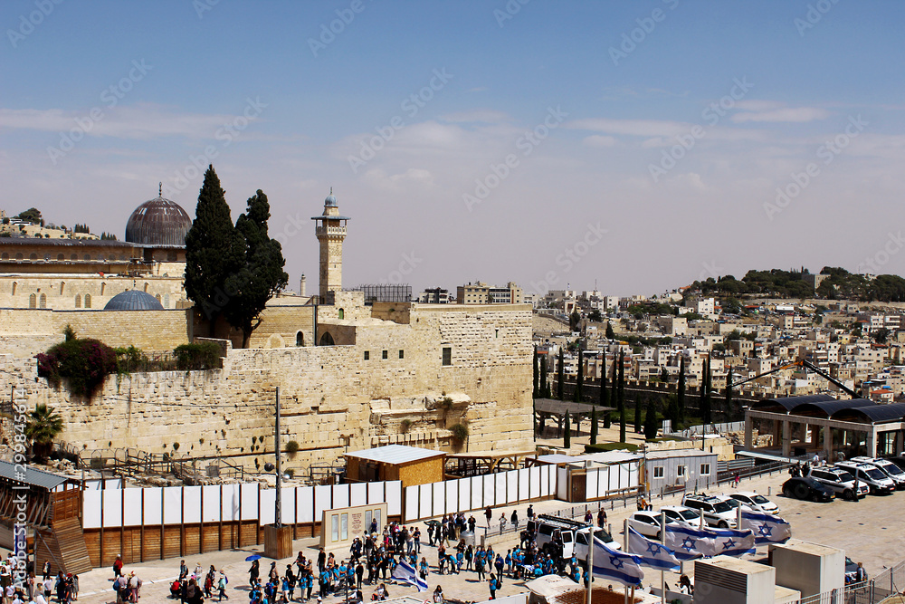 Obraz premium JERUSALEM, ISRAEL. May 08, 2018. View of the Western Wall, Orthodox religious Jews and tourists.