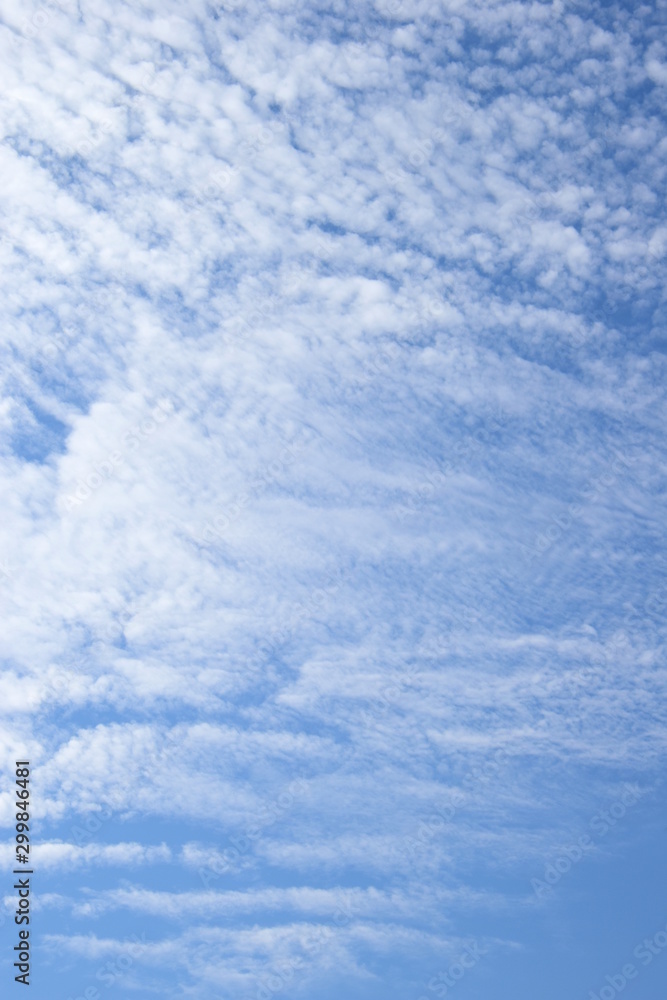Schäfchenwolken am blauen Himmel