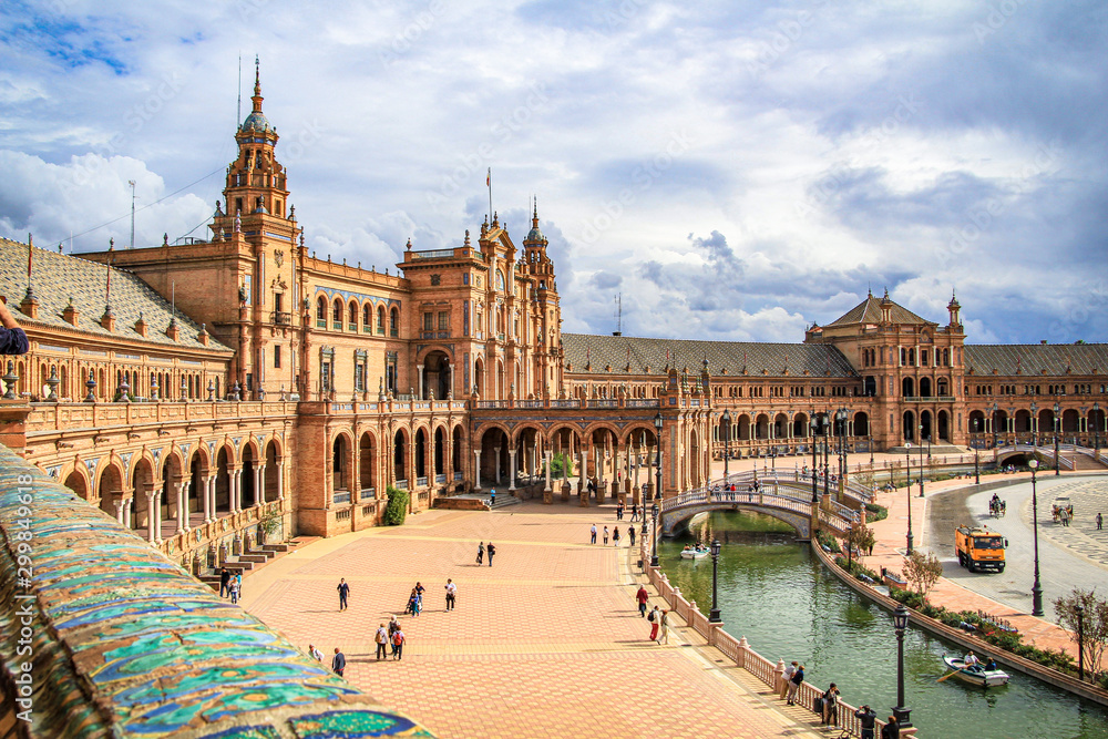 Fototapeta premium Blick auf die Plaza de España in Sevilla im Vordergrund die bunte Ballustrade des Gebäudes, Andalusien, Spanien