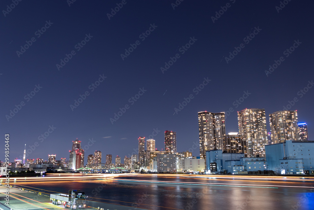 竹芝桟橋から見た東京湾河口の夜景と行きかう船の光跡