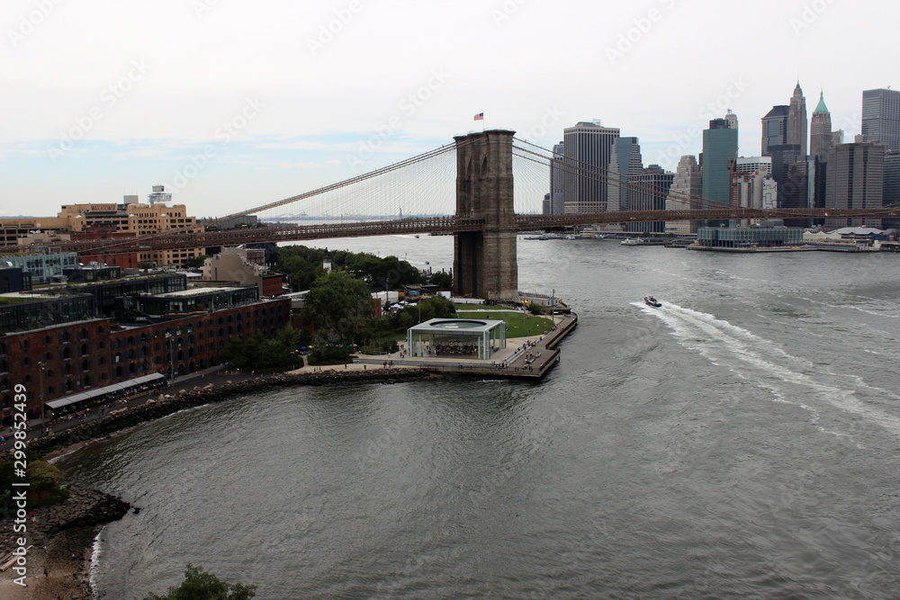 Obraz premium Brooklyn bridge in new York. View of the Brooklyn Bridge from Brooklyn and a view of New York.