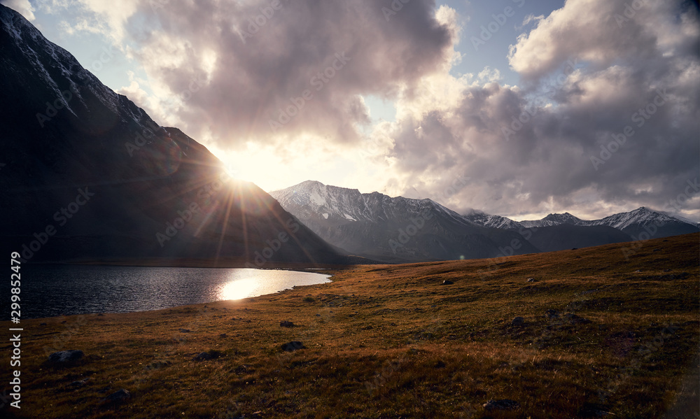 Obraz premium Autumn landscape of mountains and mountain lake in Altai near Mongolia