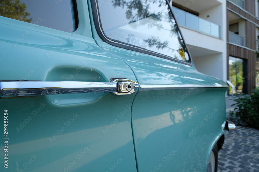 Obraz premium NSU Prinz oldtimer 1961 blau unterwegs Türgriff stilvoll edel Wirtschaftswunder 60er 70er Ausfahrt ausgehen parken warten abholen Tür öffnen POV