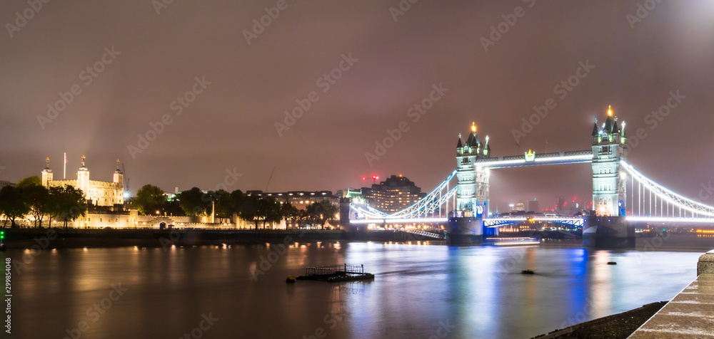 ロンドン　霧雨に霞むタワーブリッジとロンドン塔　夜景
