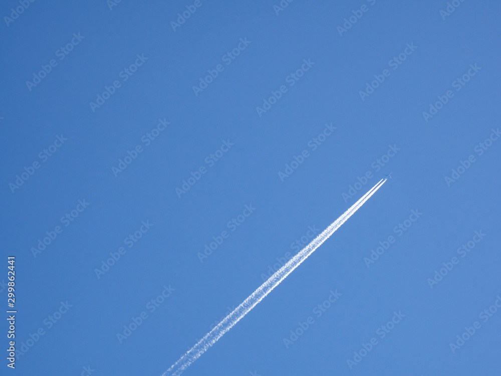 青空に浮かぶ飛行機と飛行機雲の様子 青空に浮かぶ飛行機と飛行機雲の様子