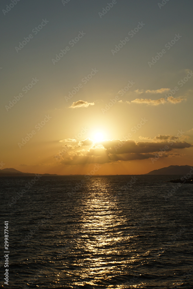 まばゆい光を放つ夕日と雲　島根県