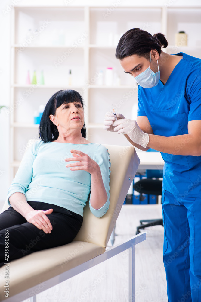 Obraz premium Old woman visiting male doctor for plastic surgery