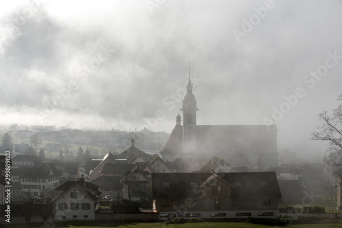 Eine Kirche im Schweizerischen Ort "Schwyz" bei Nebel