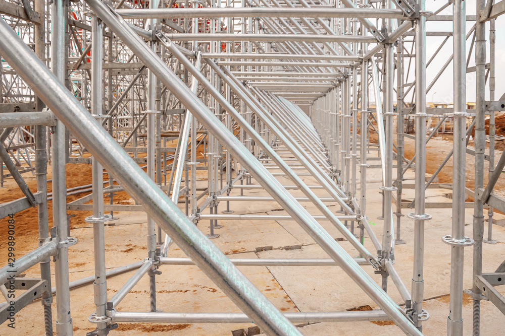 Scaffolding in a support system for the construction of a bridge