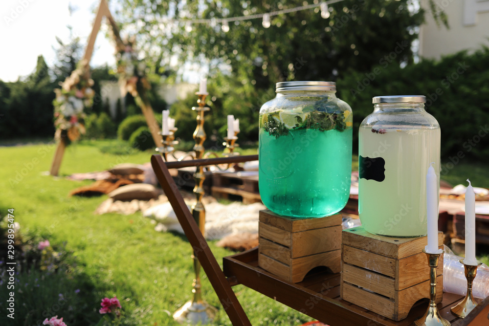 Obraz premium large can with lemonade on a picnic in the rest