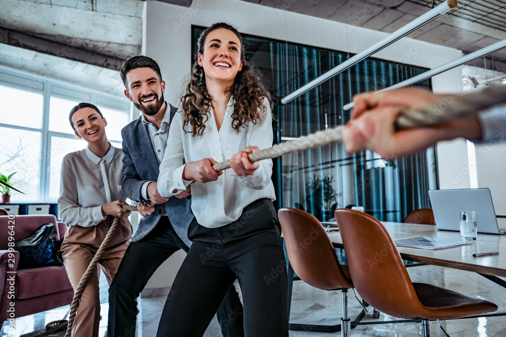Стресс у студентов. Веселые люди в офисе. Team building activities office. Worked was playing. Worked was playing.