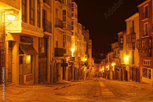 Gasse in Carcassonne bei Nacht, Frankreich