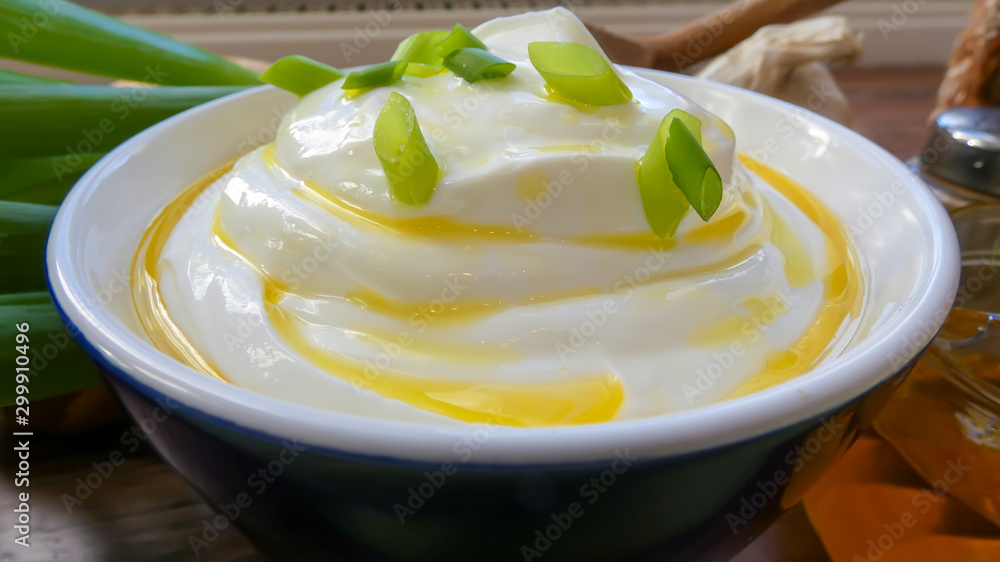 Quark mit Leinöl und Lauch in blauer Schüssel Quark mit Leinöl und Lauch in blauer Schüssel
