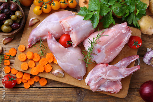coniglio crudo intero e porzionato su tavolo di cucina