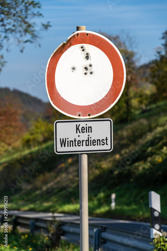 Einschusslöcher im Verkehrsschild