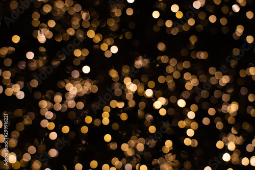 Fotografia Blurry golden and white fairy string lights in dark night creating beautiful bok