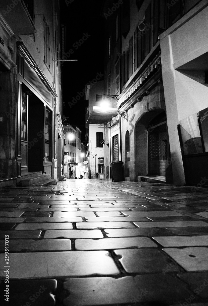empty narrow street by night - old town - Hyères , France - obrazy, fototapety, plakaty 