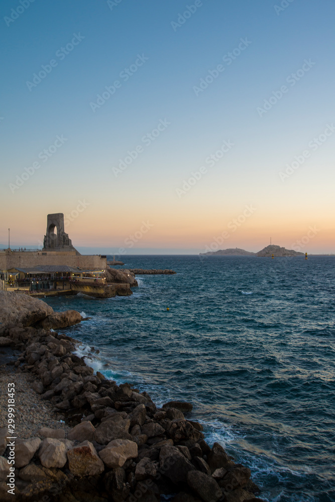 couché de soleil sur mer méditerranée  monument
