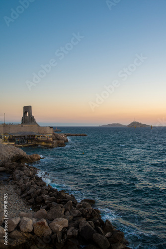 couché de soleil sur mer méditerranée  monument © Guillaume Leray