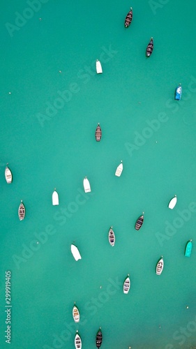 Boote auf See mit türkisem Wasser