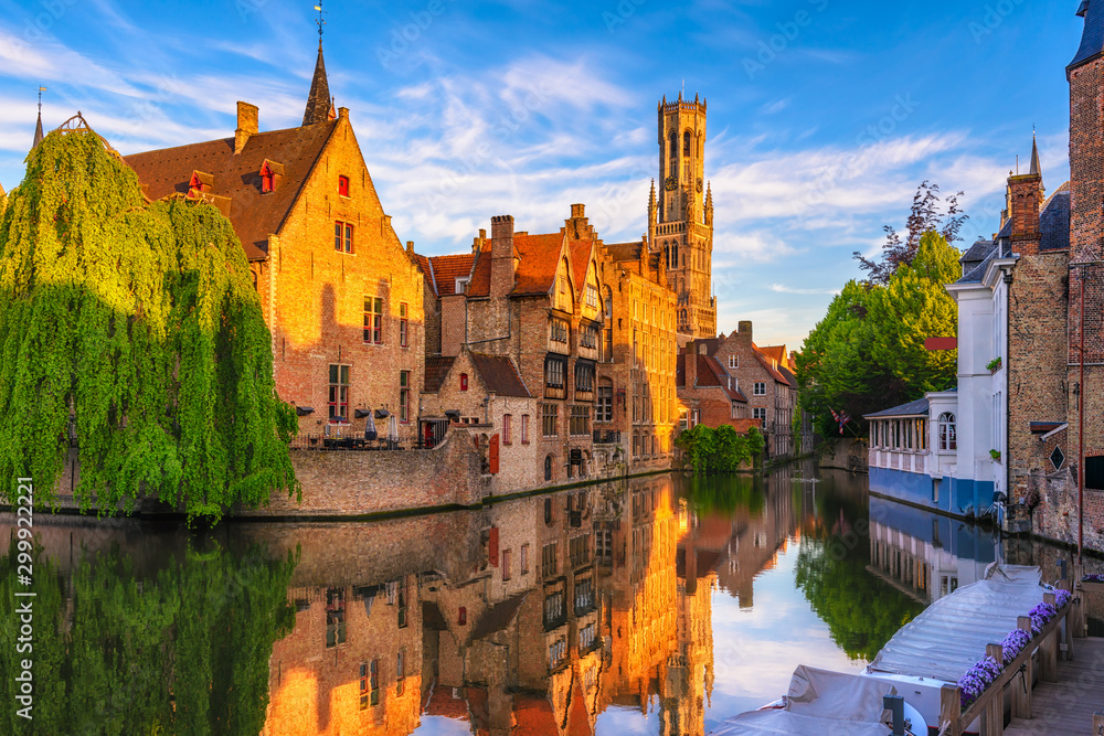Naklejka premium Klasyczny widok na historyczne centrum Brugii (Brugge), prowincja Flandria Zachodnia, Belgia. Pejzaż Brugii.