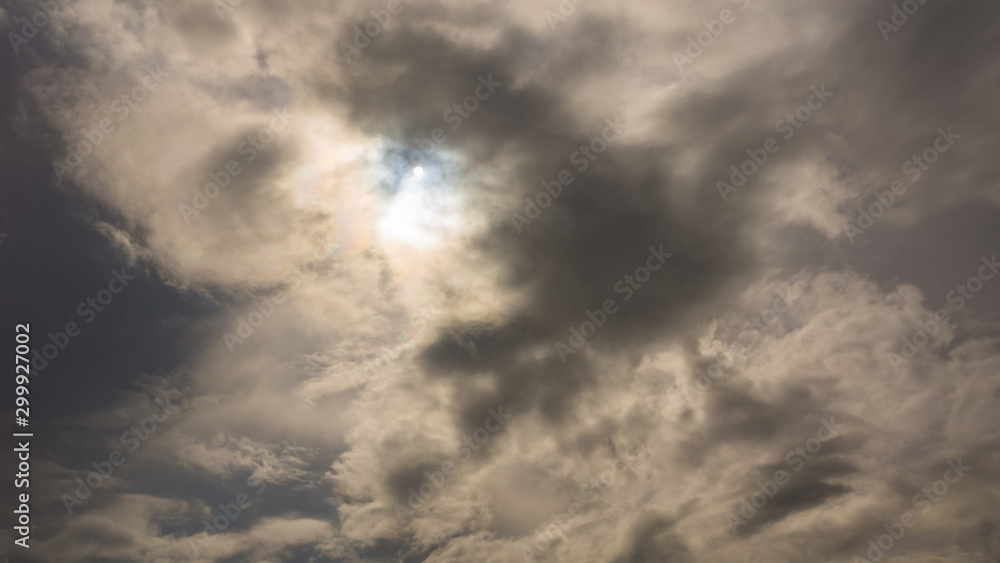 Fototapeta premium Dramatisch bewölkter Himmel mit der Sonnen dahinter