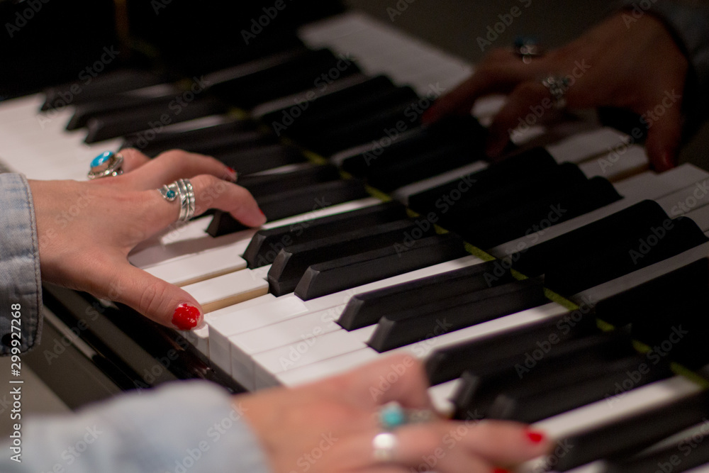 Fototapeta premium mano piano 2