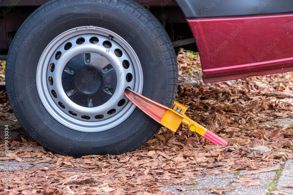 Parkkralle bzw. Autokralle am Reifen eines gestohlenen Fahrzeugs dient der  Wegfahrsperre für beschlagnahmte Fahrzeuge und als Sicherung auf  Parkplätzen für Versicherungsschutz Stock Photo