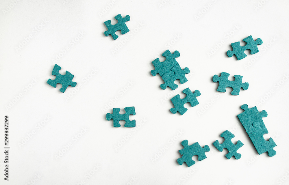 Naklejka premium Blue jigsaw puzzles scattered on white background