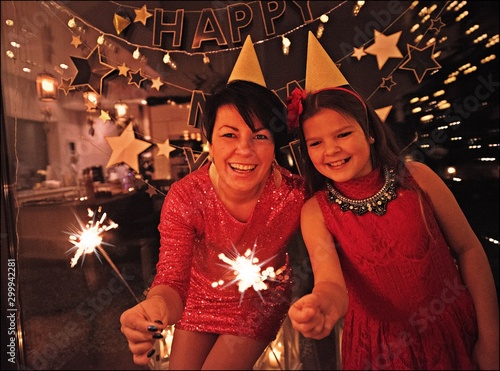 Impreza sylwestrowa, noworoczna, urodzinowa mama i córka, zimne ognie, party, święta, klimat