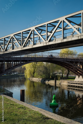 Der "Anhalter Steg" und die Brücke der U-Bahn kreuzen sich über dem Landwehrkanal in Berlin-Kreuzberg - Graffiti-Schmierereien wurden retuschiert