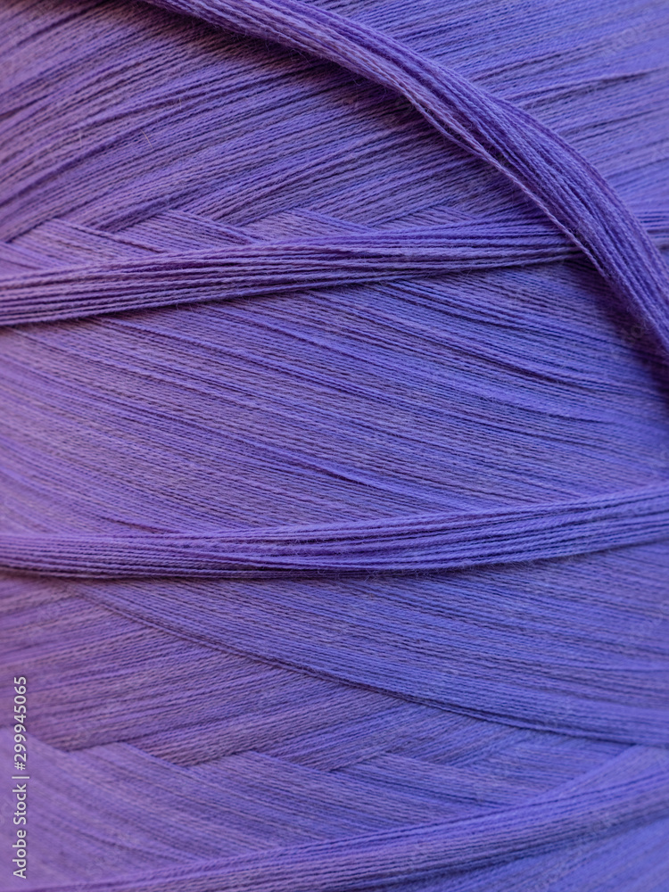 lila garn, wolle auf einer Spule, grafisches Element Stock Photo | Adobe  Stock