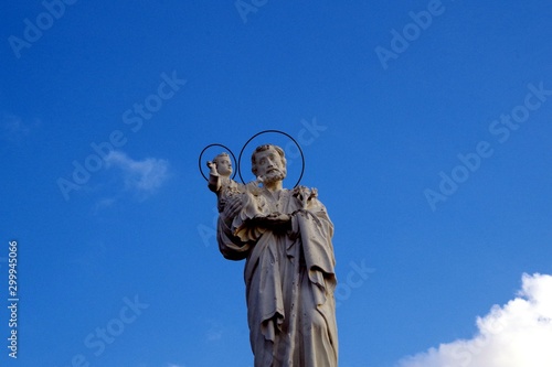 Foto old sculpture of Saint Joseph