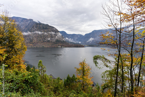 Fototapeta Naklejka Na Ścianę i Meble -  Hallstaetter Lake in Upper Austria during Autumn