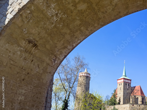 Altstadt von Bautzen mit alter Wasserkunst und Michaeliskirche durch einen Brückenbogen gesehen, Sachsen, Deutschland