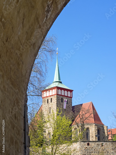 Altstadt von Bautzen mit  Michaeliskirche durch einen Brückenbogen gesehen, Sachsen, Deutschland photo