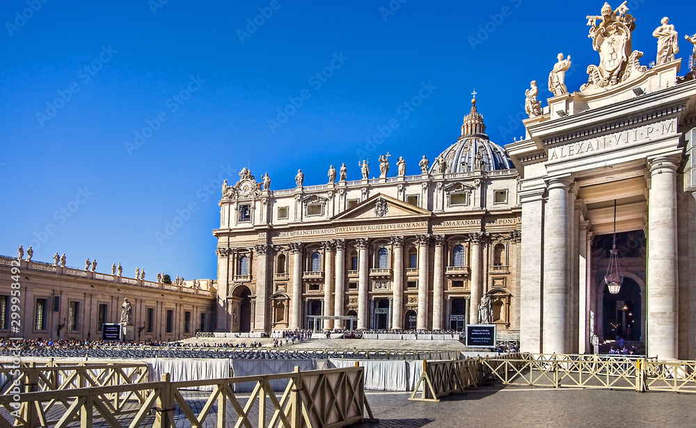 Obraz premium On St. Peter's Square at St. Peter's Basilica in the Vatican City in Rome