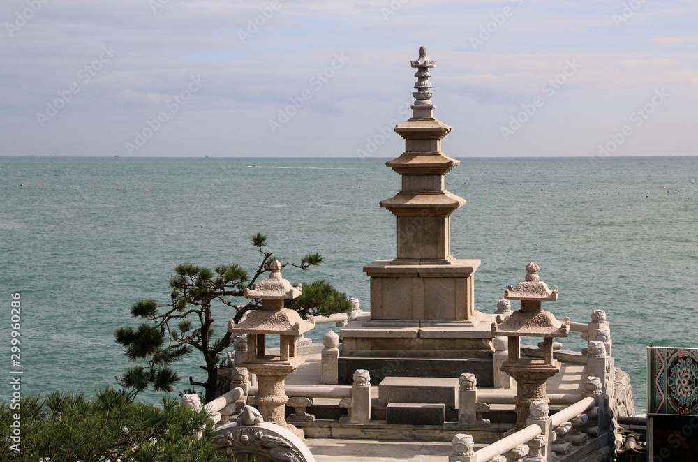 Φωτογραφία View of scenic stone pagodas in Haedong Yonggungsa temple overlooking Korea Stra