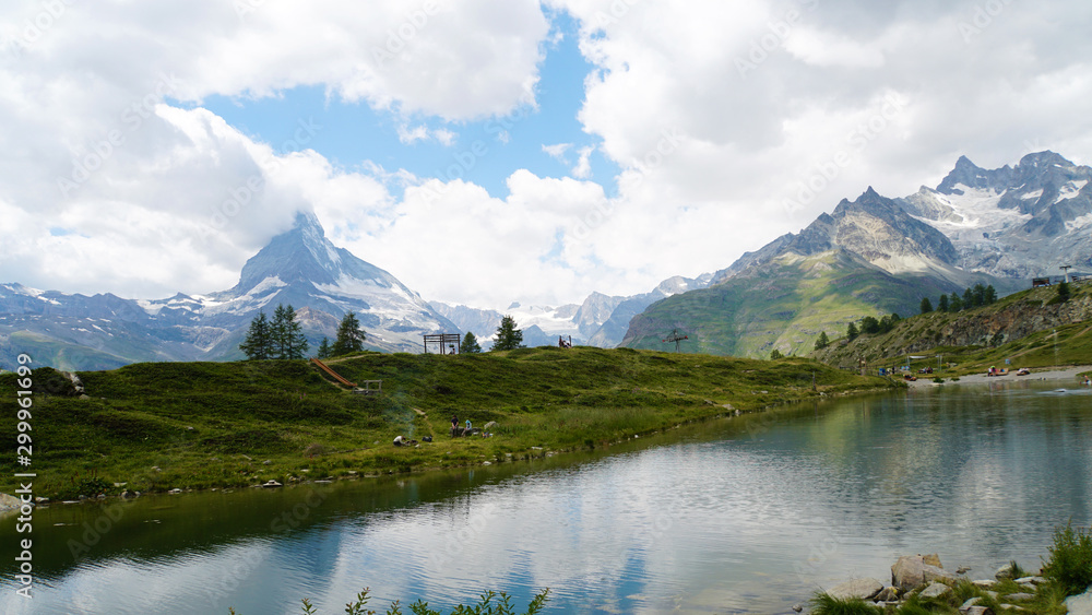 スイスのスネガから眺めるアルプスの雄姿　ライ湖とともに