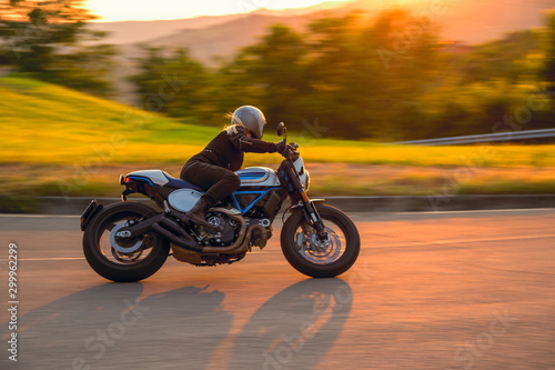 Obraz na plátně Woman on motorcyle biker lady café racer