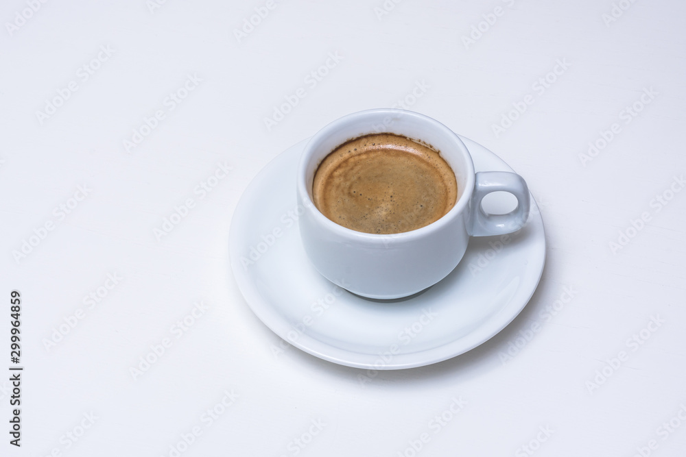 Mesa blanca con taza de café en lado derecho Mesa blanca con taza de café en lado derecho