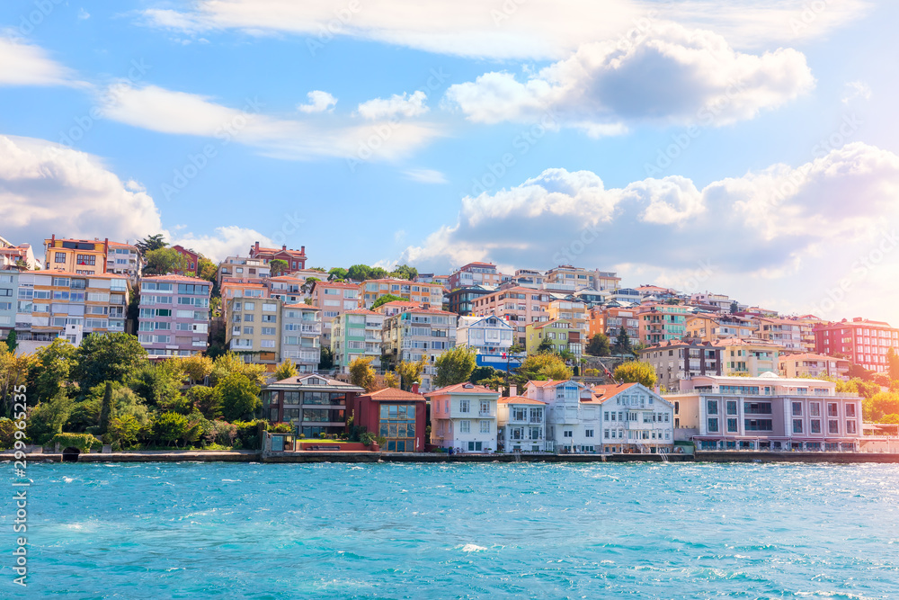 Fototapeta premium Stambuł, budynek nad brzegiem Bosforu, Turcja
