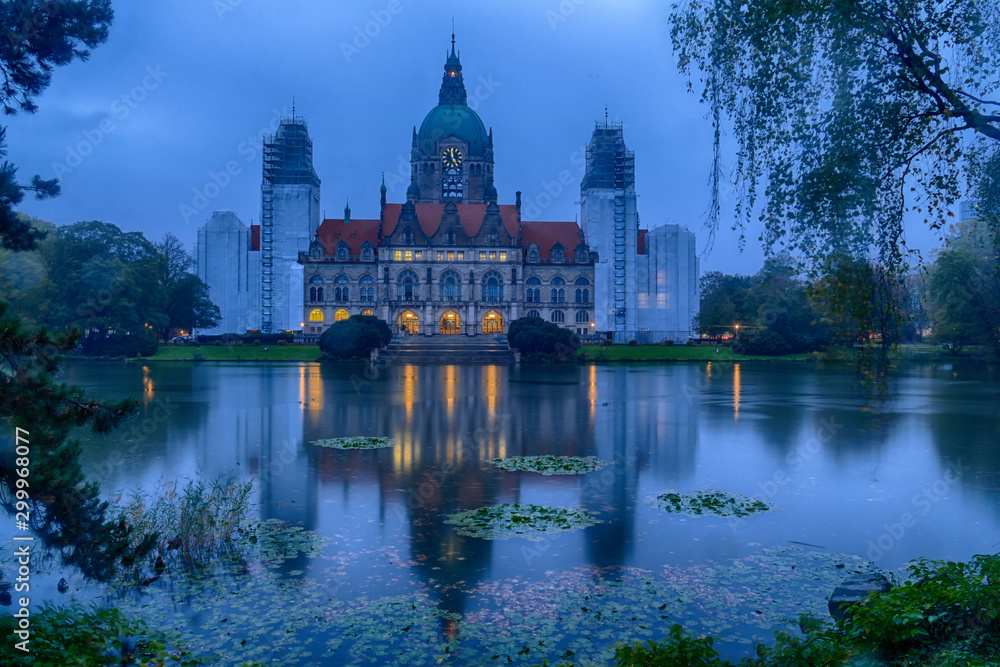 Park mit See und Rathaus in Hannover