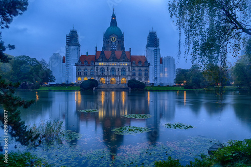 Park mit See und Rathaus in Hannover