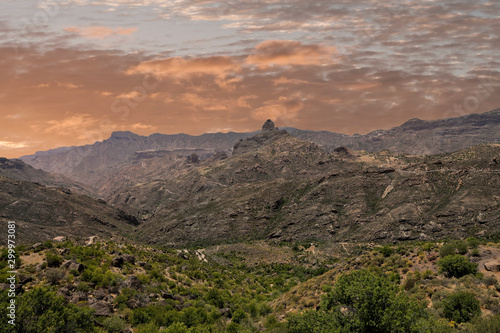 Schöne Berglandschaft mit Felsspitzen und Canyons