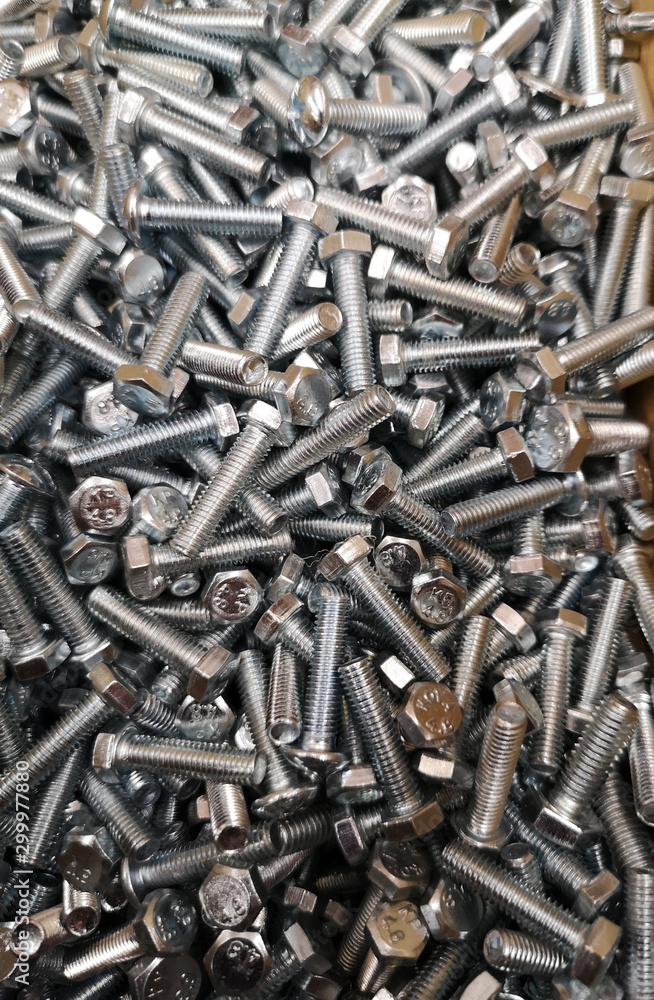 mucchio di vite della stessa misura esposta per la vendita