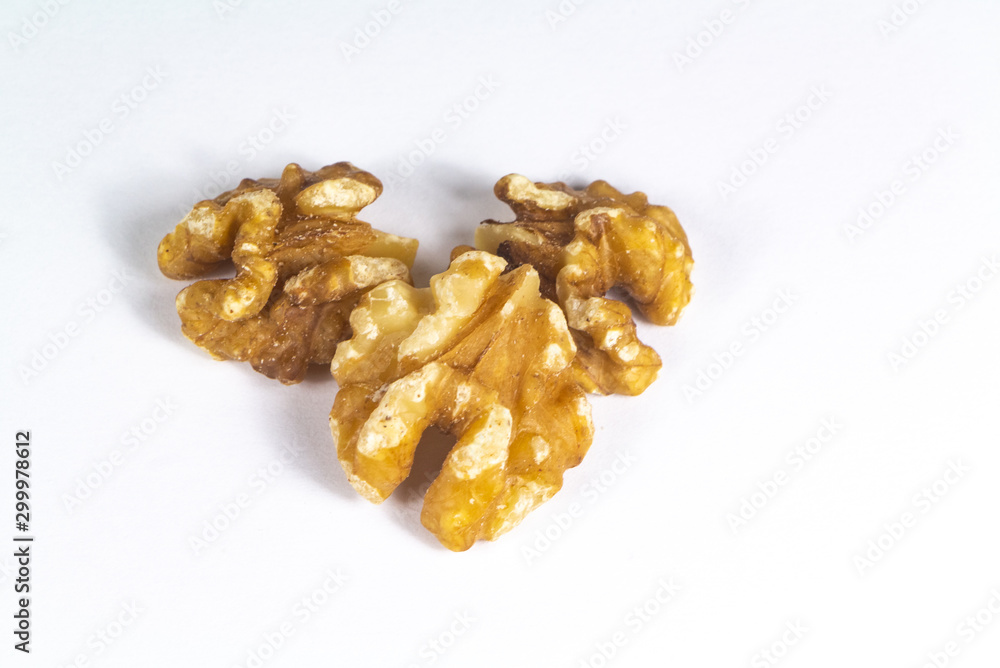 Obraz premium Walnut halves isolated on white background