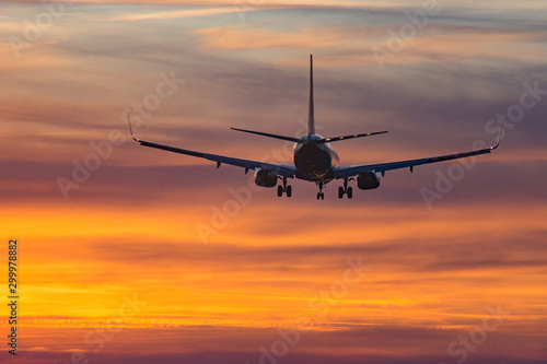 Start samolotu z lotniska o zachodzie słońca