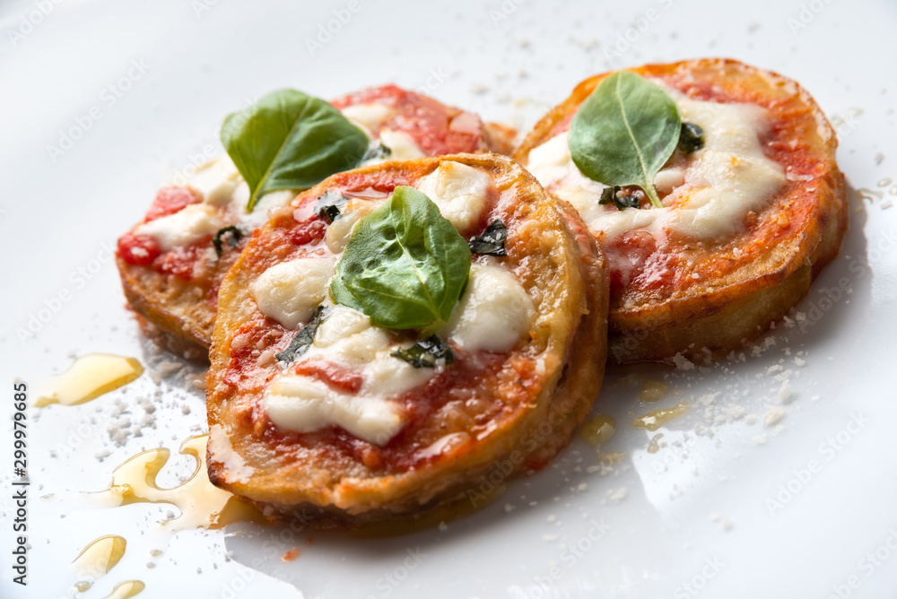 Melanzane con sugo, mozzarella e basilico Melanzane con sugo, mozzarella e basilico